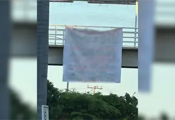 Sujetos armados colocan mantas en distintos puentes peatonales en Culiacán