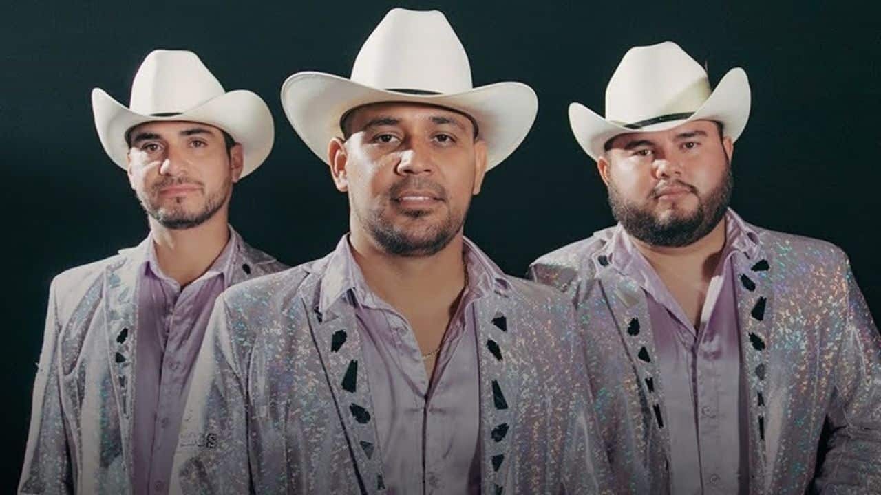 Al llegar al eventos Los Novillos de la Sierra serían los primeros en subir al escenario, cuando sintieron el rechazo del líder de los Reyes de Sinaloa, el cual no les permitió usar su equipo