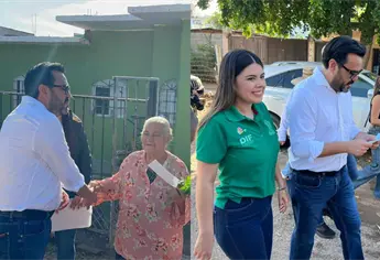Alcalde de Culiacán entrega apoyos económicos a familias afectadas por lluvias