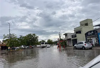 Salvamento Acuático rescata a personas varadas por inundaciones en Mazatlán