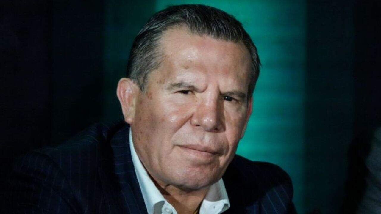 De acuerdo con la esposa del analista de box, actualmente Julio César Chávez se encuentra bien e incluso ya fue dado de alta, pero continuará con tratamiento para evitar otro riesgo en su salud