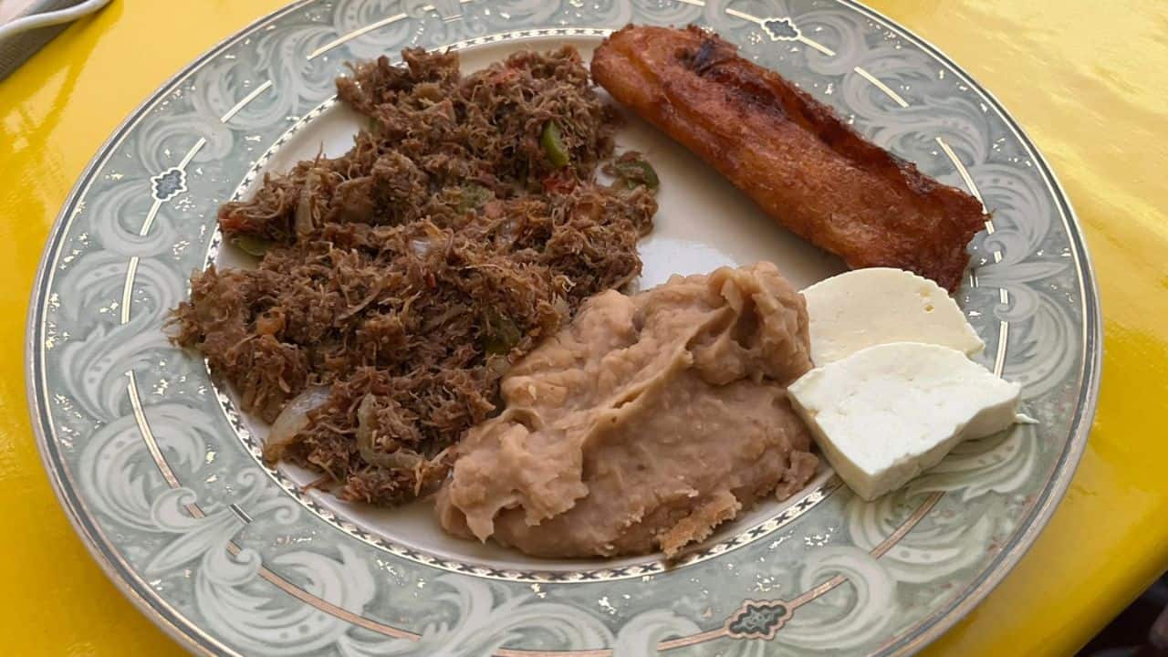 Aunque el chilorio es un ingrediente típico de la región, Mocorito se destaca por su rica variedad de platillos, entre ellos la comida china, que es considerada una de las mejores de Sinaloa