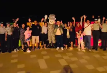 ¿Guardia Nacional o modelos? Elementos son captados tomándose fotos con turistas en el malecón de Mazatlán