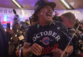 Eddie Vedder se une al festejo de los Cubs tras avanzar en los playoffs | VIDEO