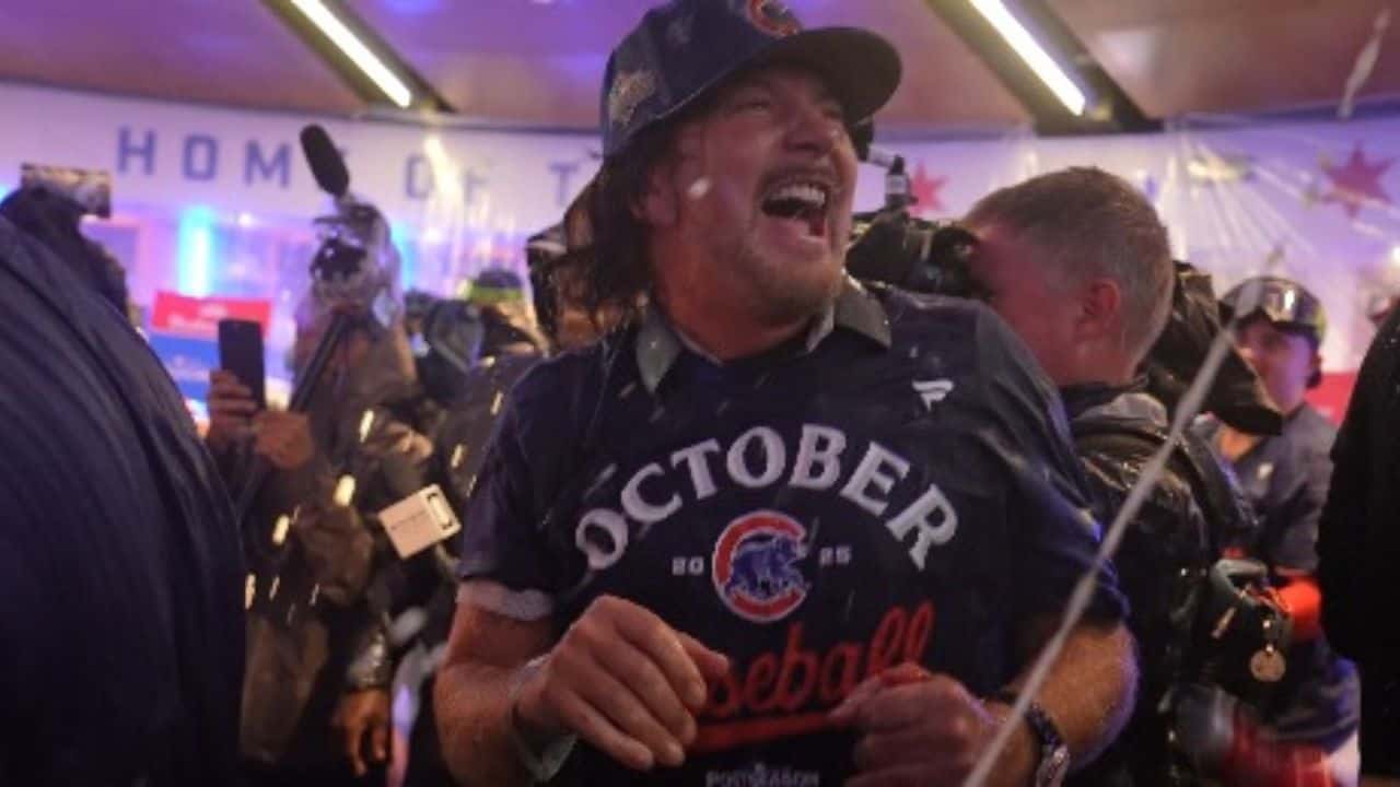 No es la primera vez que Eddie Vedder entra a celebrar con los peloteros de los Cachorros, debido que en el 2016 hizo lo mismo cuando estos conquistaron la Serie Mundial