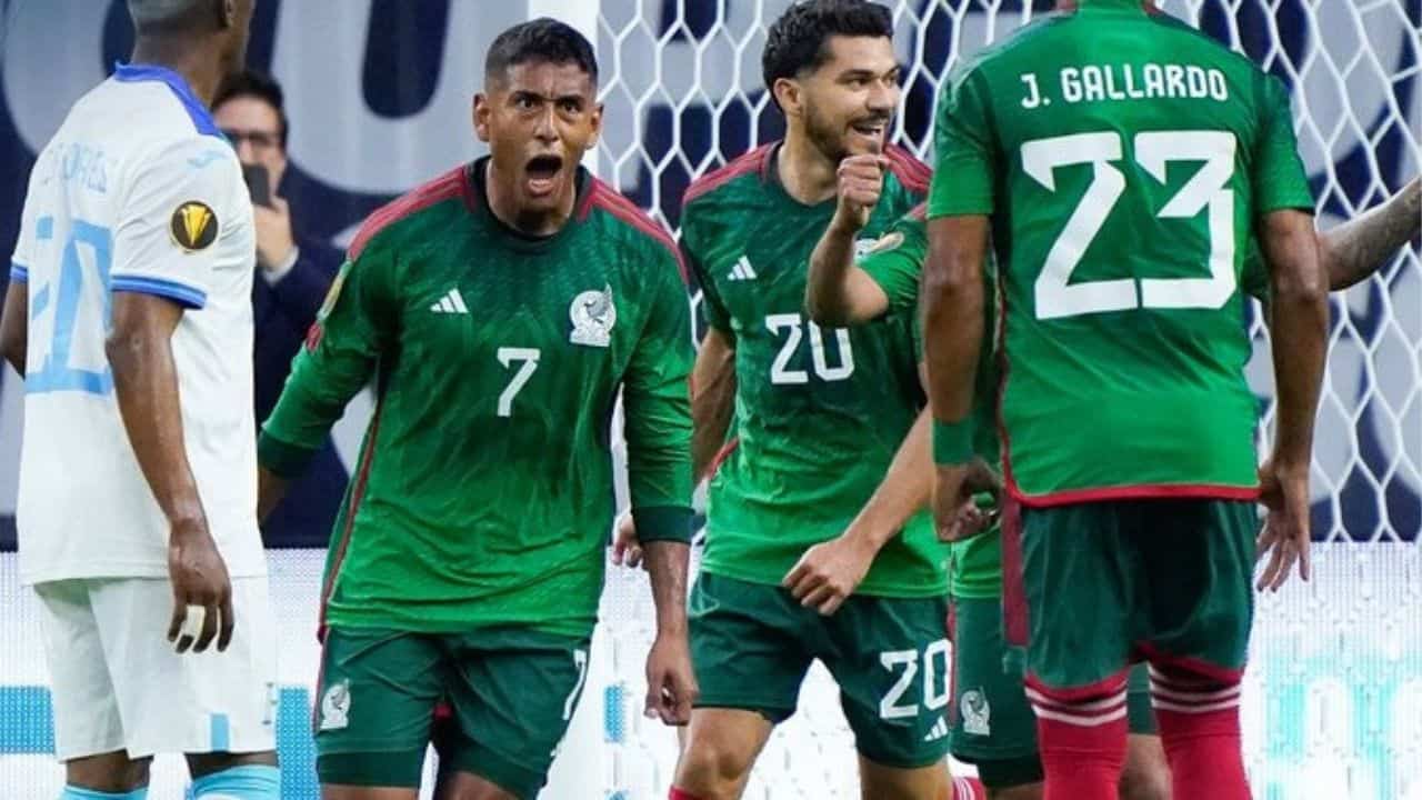 También en la lista destaca la vuelta del futbolista de las Chivas de Guadalajara, el sinaloense Luis Romo, el cual no estuvo en los últimos llamados del Vasco