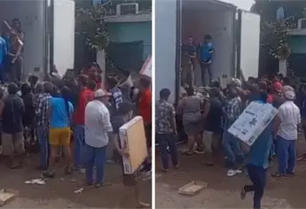 Tráiler cargado de artículos de papelería se detiene por fallas y vecinos de Escuinapa se llevan la mercancía