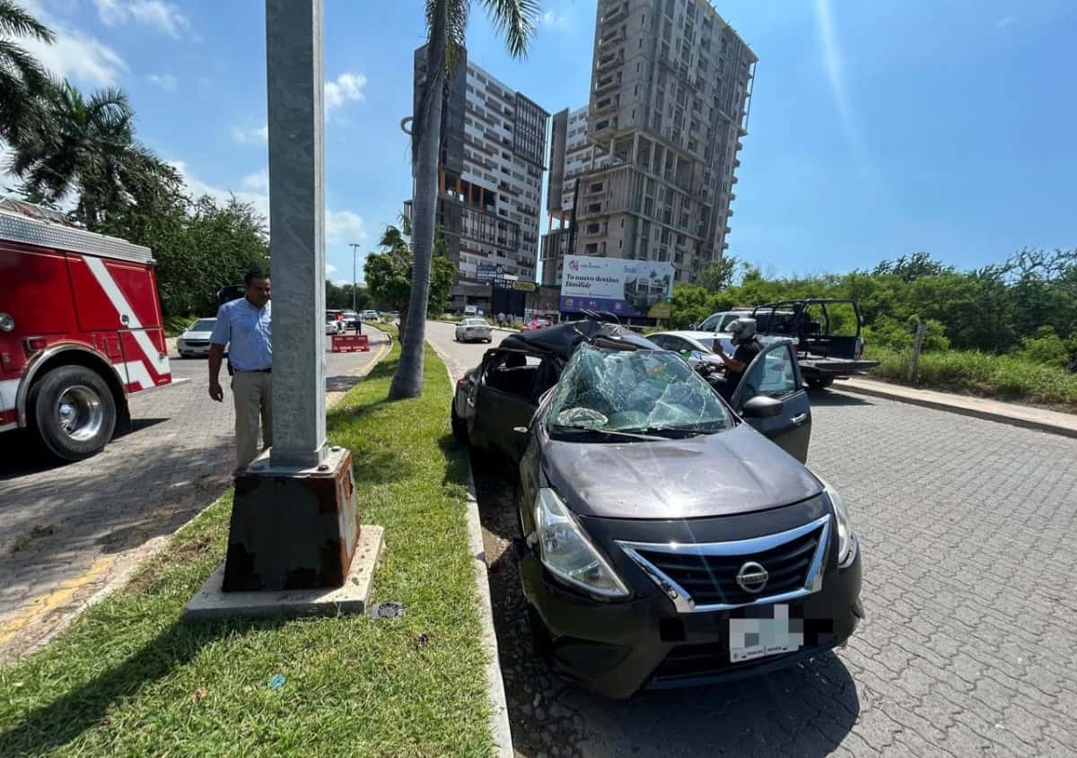 ¡Fuerte impacto! Automovilista choca contra luminaria en zona de La Marina en Mazatlán