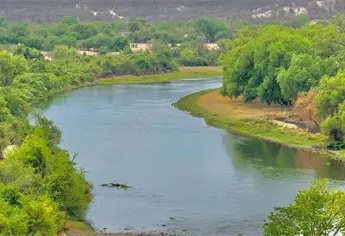 Protección Civil advierte que Río Fuerte seguirá aumentando; piden no bañarse
