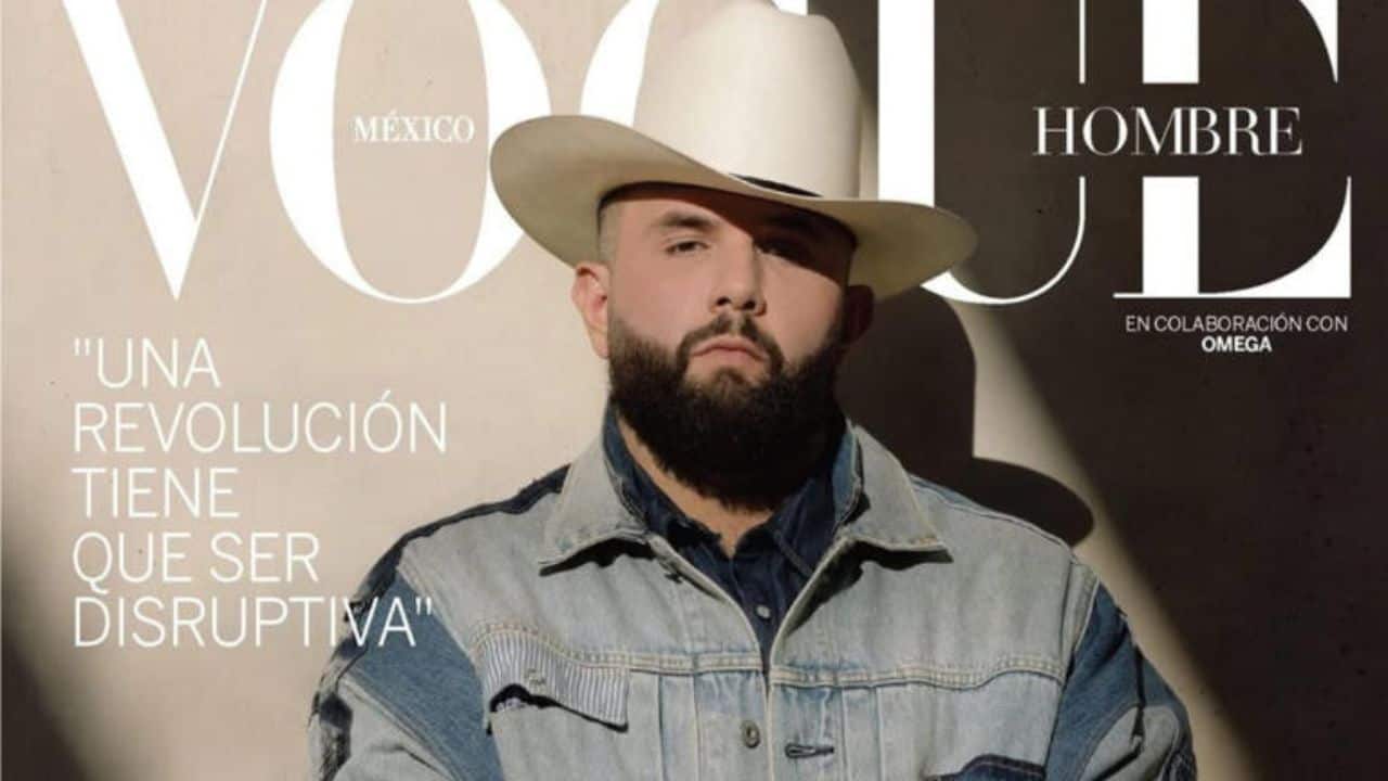 La portada lo presenta como “El rugido del León”, acompañado de la frase: “Una revolución tiene que ser disruptiva”, reflejando su enfoque único en la música y su estilo irreverente