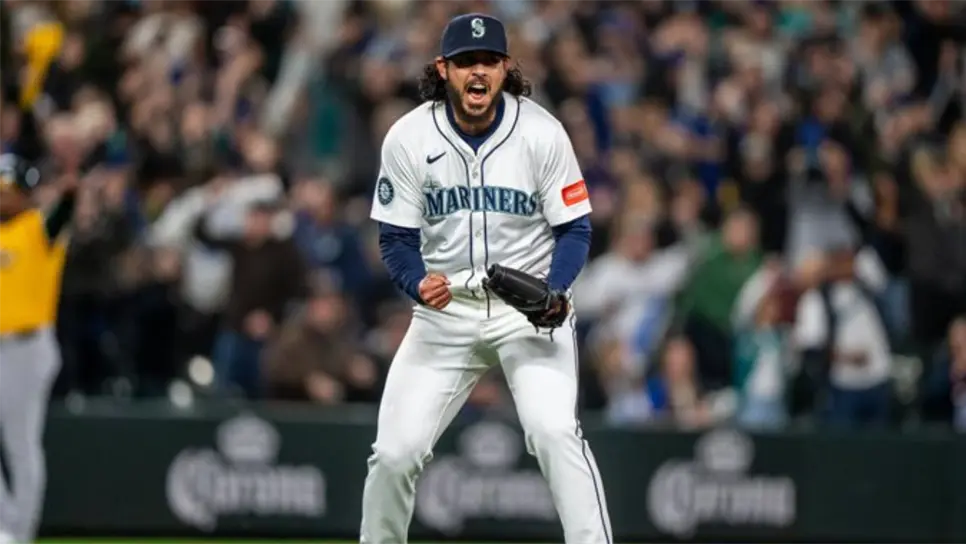 Las redes sociales del equipo mostraron la fotografía donde El Plebe portaba orgullosamente la gorra del equipo de la Liga Mexicana del Pacífico (LMP)