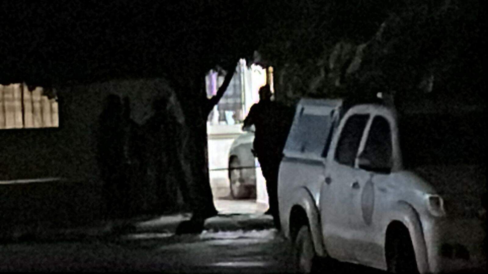 Durante la balacera un agente estatal resultó herido, pero se reportó fuera de peligro; además, se localizó un vehículo que participó en el ataque y se aseguró armamento de uso exclusivo de las fuerzas armadas