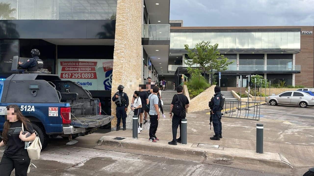 El elemento estatal ejecutado fue identificado como Fernando de Jesús Lagunes García, quién recibió un balazo en la cabeza y perdió la vida mientras se encontraba recibiendo atención médica