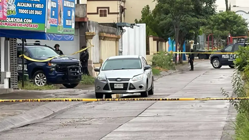 En el lugar se aseguró un vehículo de color gris en el que se presume viajaban los presuntos delincuentes