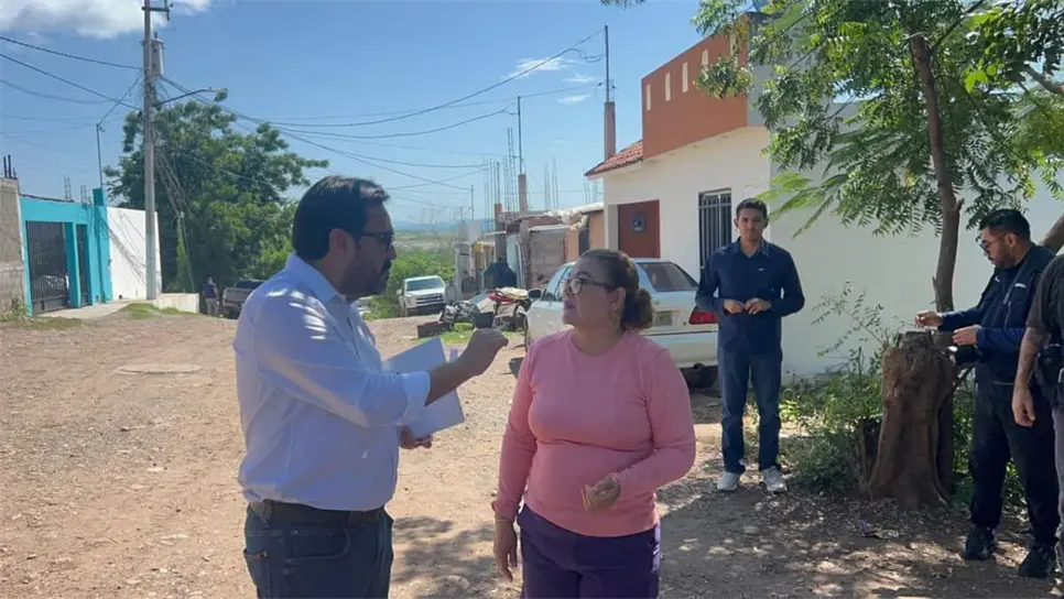 Alcalde de Culiacán entrega 5 títulos de propiedad en la colonia Bicentenario