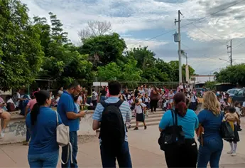 Padres bloquean acceso a la primaria Francisco Villa en Los Mochis tras robo de cableado