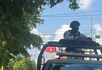 Cae un presunto roba carros durante una persecución que terminó en un choque