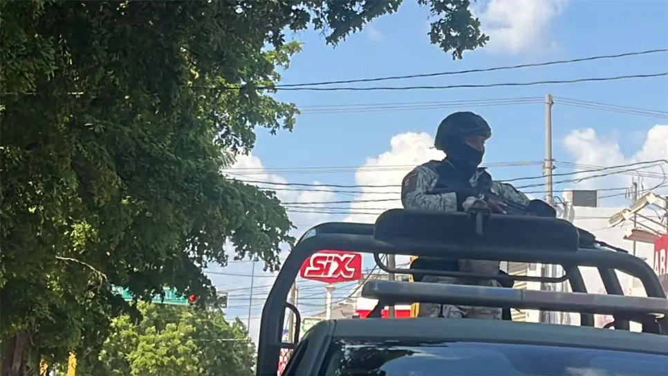 Con una grúa las autoridades retiraron la unidad del lugar para poder movilizar la circulación vial