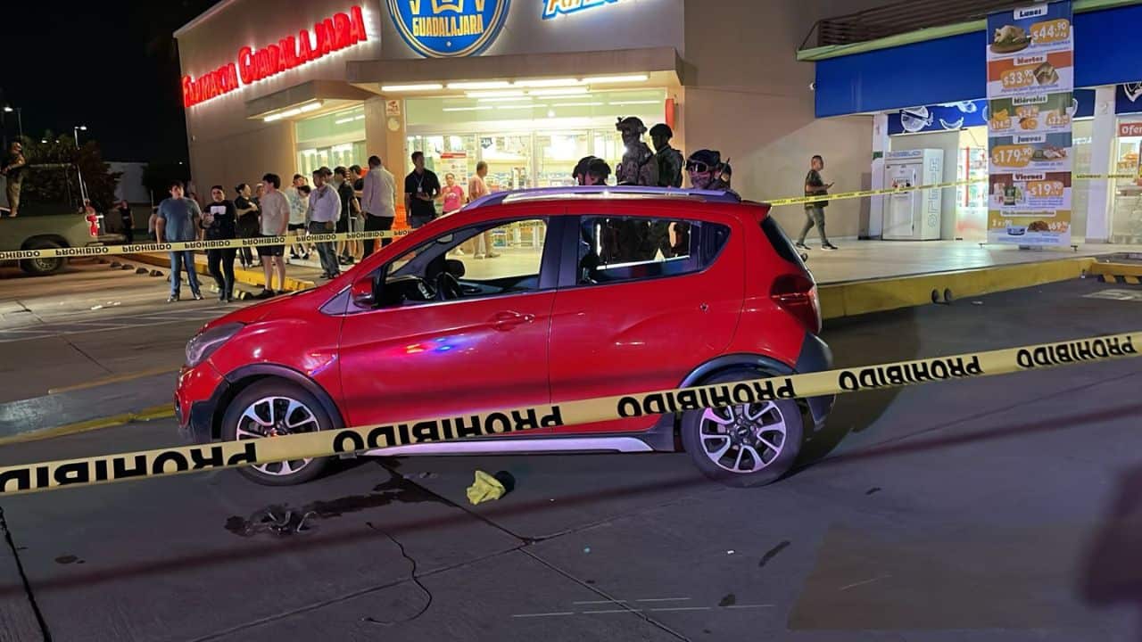 El conductor de la unidad de plataforma se bajó de la unidad e ingresó corriendo a una farmacia para ponerse a salvo, resultando ileso durante el atentado; sin embargo, el expresionero perdió la vida