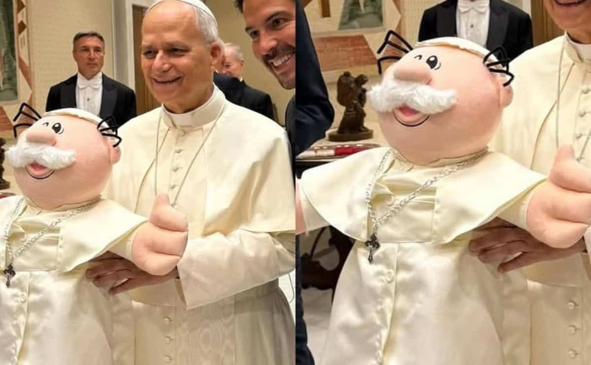 FOTO: El Papa León XIV recibe un peluche del Dr. Simi durante una visita al Vaticano