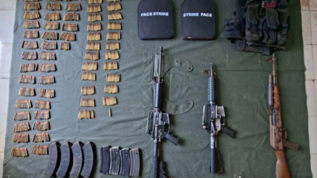 Entre lo encontrado por el personal castrense se encuentran 3 armas largas, 8 cargadores abastecidos, 587 cartuchos útiles, 1 chaleco táctico y 2 placas balísticas