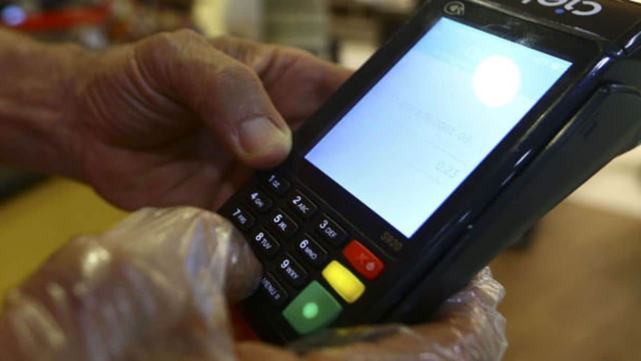 Este nuevo fraude es cuando estos interceptan el token de pago utilizando dos teléfonos celulares donde estos usan ingeniería social que convence a las víctimas de instalar aplicaciones falsas que capturan los datos de sus tarjetas