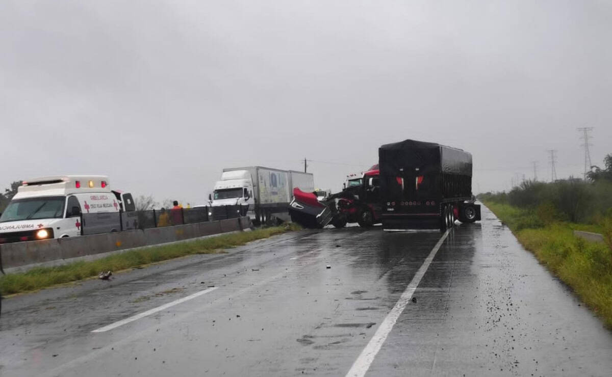 FOTO: Tractocamión se estrella contra muro de contención en la México 15, cerca de Juan José Ríos