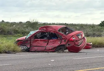 Muere mujer al chocar de frente contra camión de pasajeros en el ejido Nuevo Cosalá, en Navolato