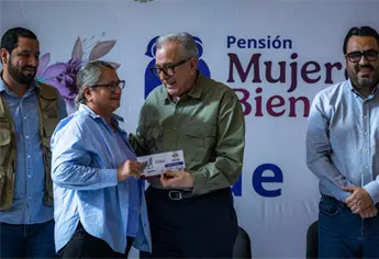 Rocha Moya entrega tarjeta de la Pensión Mujeres Bienestar a 47 mil mujeres sinaloenses