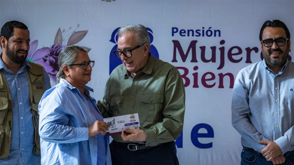 Rocha Moya entrega tarjeta de la Pensión Mujeres Bienestar a 47 mil mujeres sinaloenses