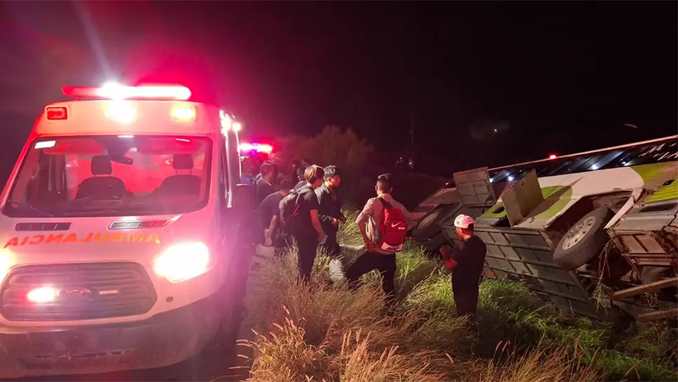 El camión terminó sobre la cuneta central de la carretera. (FOTO: Ernesto Torres).
