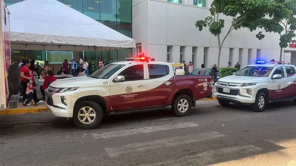 Elementos de Protección Civil lograron evacuar a 42 personas del tercer piso del hospital. FOTO: Luz Noticias.