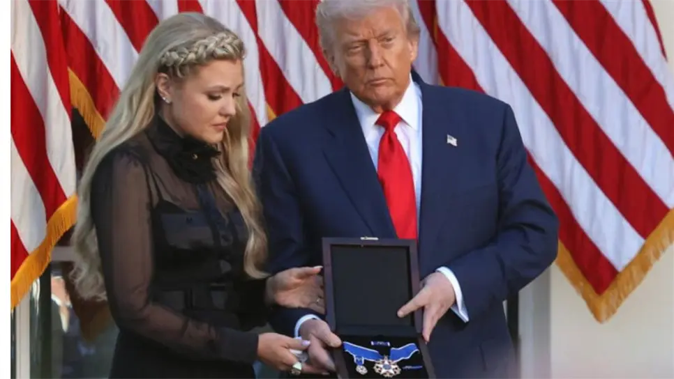 La medalla fue recibida por la viuda de Kirk, Erika Kirk, a quien Trump describió como una mujer de inspiración, bella y hermosa y le dijo que su esposo se sacrificó por el país