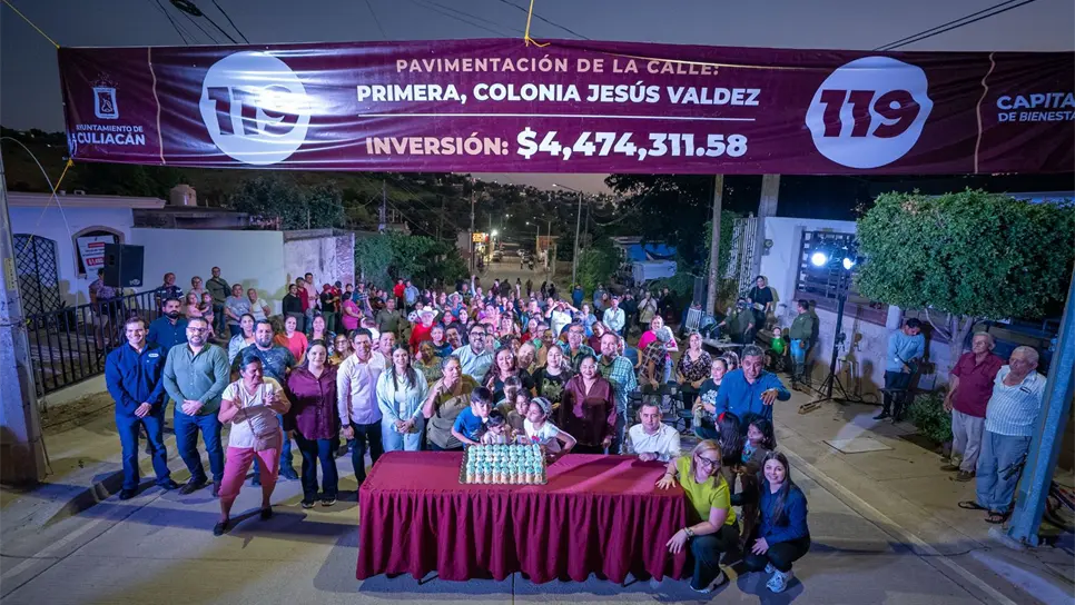 Con todo y pastel celebraron los vecinos la entrega de la calle. (FOTO: Rocío Sánchez).