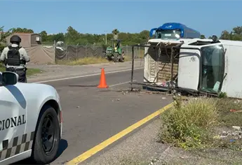 Aparatosa volcadura en la México 15 deja cuatro trabajadores lesionados en Ahome