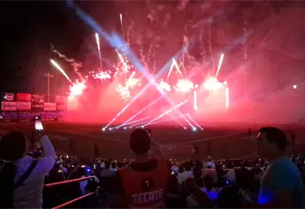 Con espectáculo de pirotecnia y drones, Cañeros de Los Mochis inaugura temporada 2025-2026