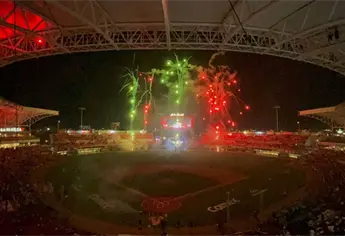 Espectacular inauguración de la temporada de beis en Mazatlán; pirotecnia y Los 2 de la S encienden los ánimos de la afición