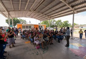 Juan de Dios Gámez dialoga con familias de Nuevo Rosarito y hace compromisos de obras con sentido social