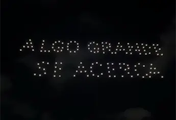 Cielo de Mazatlán se iluminó con show de drones y misterioso mensaje: Algo grande se acerca