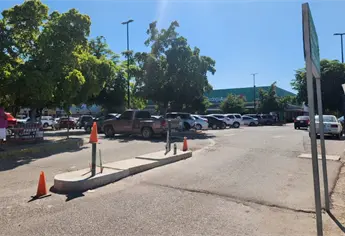 Bodega Aurrera frente al Hospital General de Los Mochis empezará a cobrar por su estacionamiento