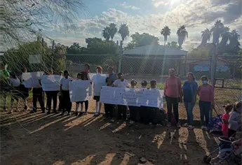 Padres de familia cierran escuela en El Fuerte; sus hijos llevan 7 meses tomando clases en el patio