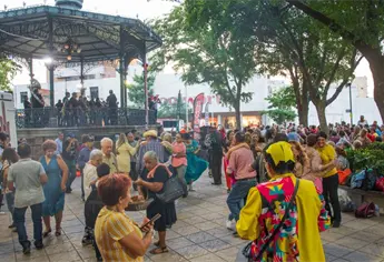 Fiesta en el Kiosco llena de alegría y música la Plazuela Obregón