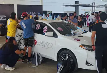 Alumnos de UAD Los Mochis llevan más de un día pegados a un auto por oportunidad de ganar camioneta