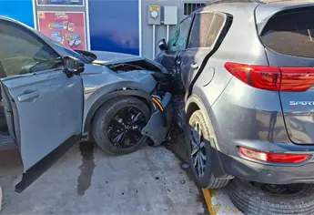 Se pasa un alto y provoca aparatoso choque en La Tepeca de Los Mochis; casi atropella a adolescentes de un Car Wash