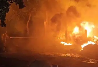 Fuerte incendio en solar baldío moviliza a cuerpos de auxilio en Los Mochis