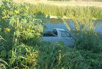 Joven pierde el control y cae con su camioneta al canal Lateral 18 en Los Mochis