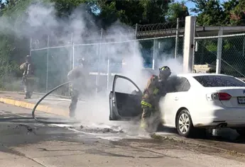Vehículo termina en llamas tras cortocircuito en el motor por la Pancho Villa en Mazatlán
