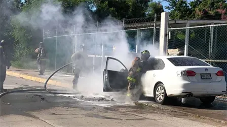 Vehículo termina en llamas tras cortocircuito en el motor por la Pancho Villa en Mazatlán Vehículo termina en llamas tras cortocircuito en el motor por la Pancho Villa en Mazatlán
