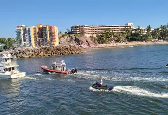 Salvavidas rescatan tripulantes de yate que sufrió una avería en la bahía de Mazatlán