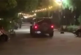 Hombre en estado de ebriedad circula en su Jeep por la Plaza de Armas de El Fuerte